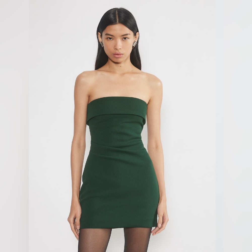 Aritzia Babaton FigureKnit Eyecatcher Mini Dress
Slim strapless crepe mini dress
